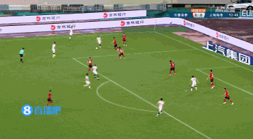 贺惯45度传中,吕文君后点头球破门,上海海港1-0领先长春亚泰