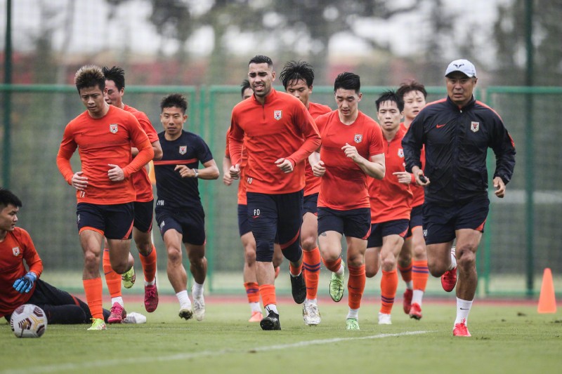 山东泰山一线队抵达鲁能足校开启五天集训，备战接下来的比赛