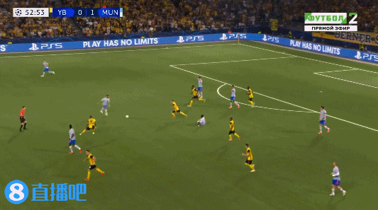 C罗在禁区内对抗中倒地,裁判没有表示