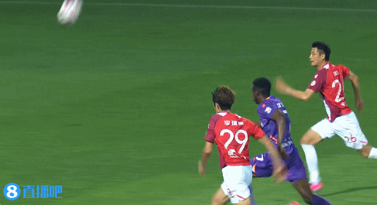 李建滨追防过程中肘击对方前锋，裁判无表示