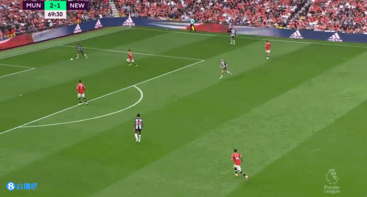 确实有点紧张了?“师傅”林加德传球给C罗，后者持球被断