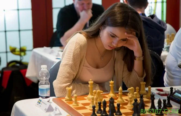 美女棋手跨界扑克赛,表现令人惊艳!