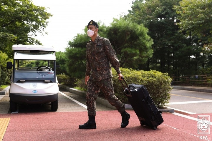 身穿戎装,前广州队外援朴志洙赴韩国队报到