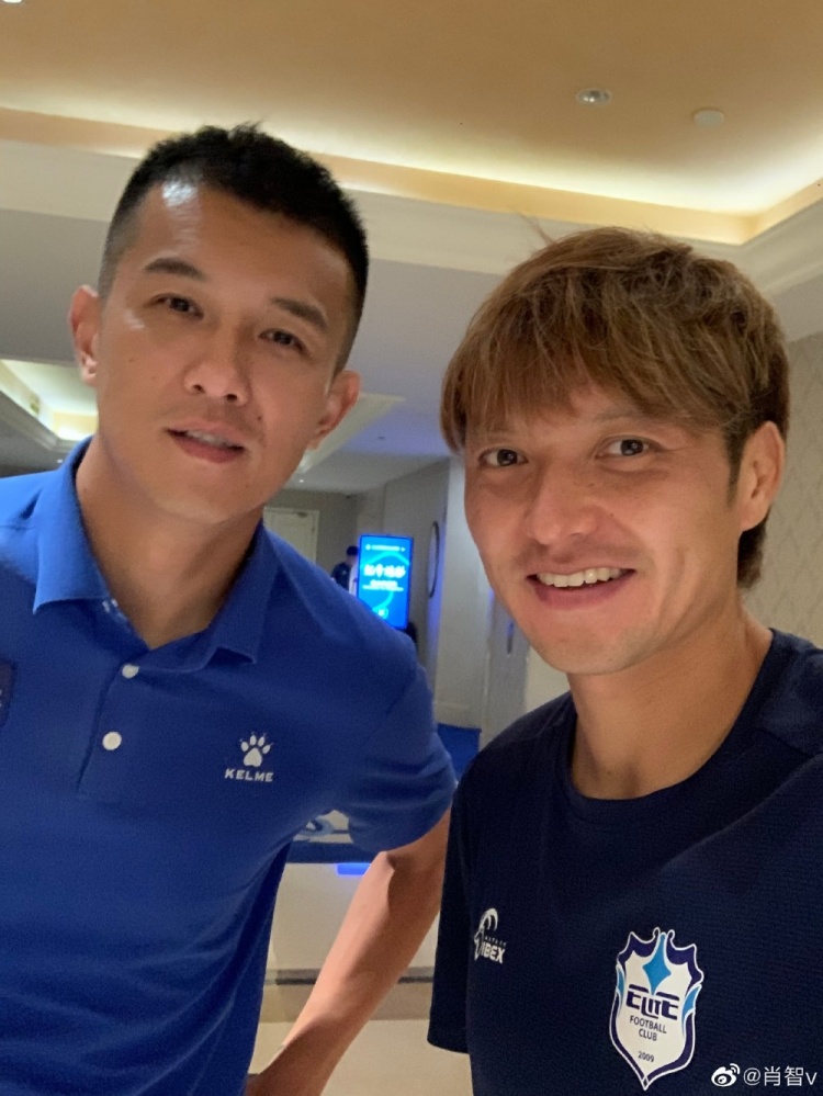 汪嵩、肖智六年后再次相遇合影:时光不负这份执念,归来仍是少年