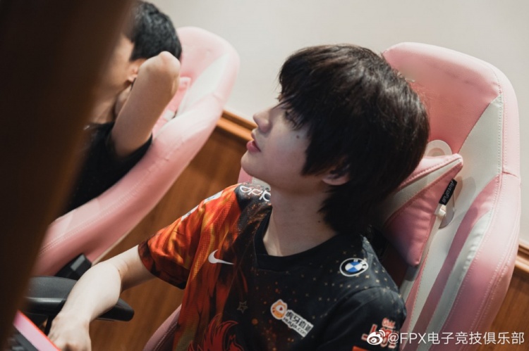 FPX赛训返图：我们会加油！小凤凰，浴火而歌，冲呀！