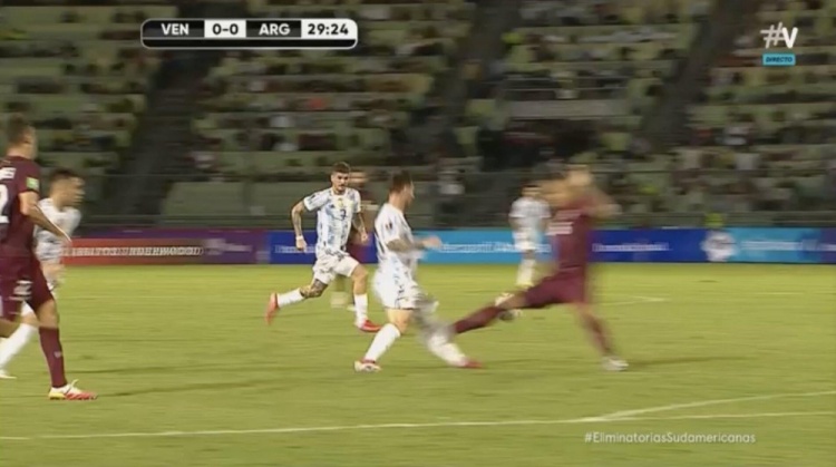 TYC：梅西很幸运并无大碍，他只是小腿表面被划伤