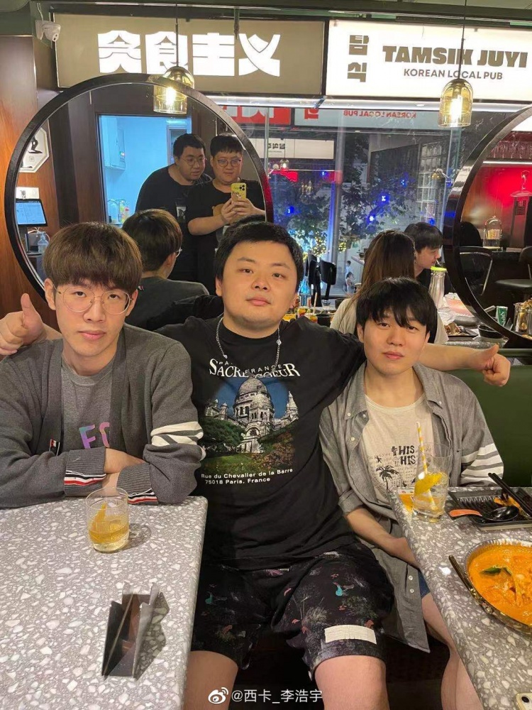 DYS西卡微博晒与TheShy、Rookie的合影:照片里五个人可以进s赛
