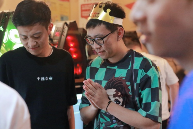 LNG生日返图：祝我们的U教练28岁生日快乐，一切顺心顺意