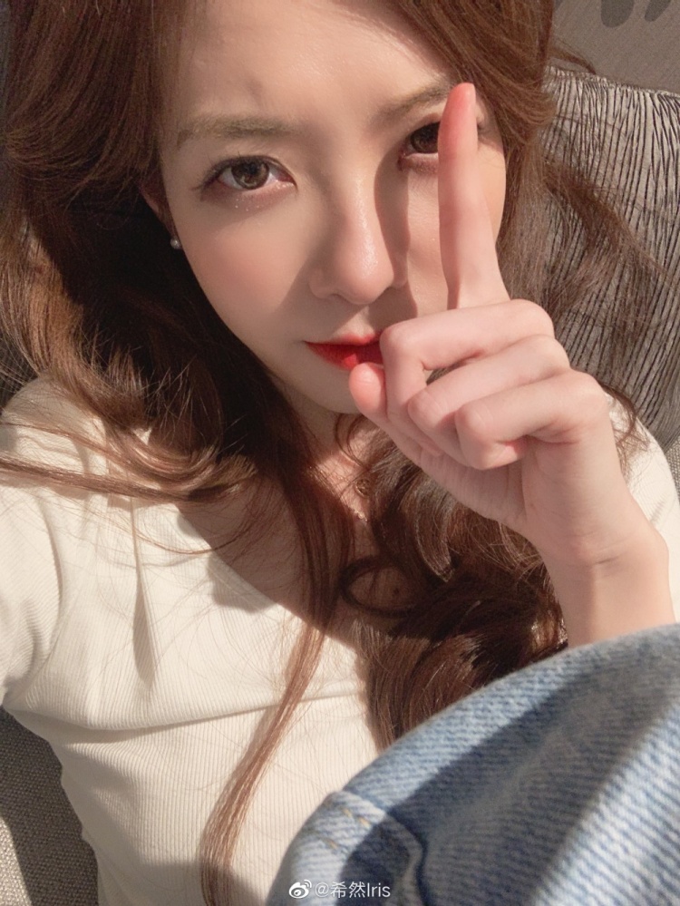 希然:等1份外卖 14个小时没吃东西了 好饿