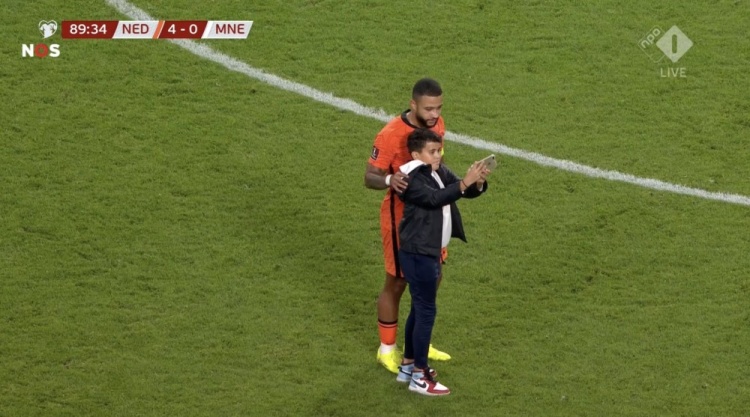 荷兰主场战黑山比赛进行中，小球迷跑入球场与德佩合影