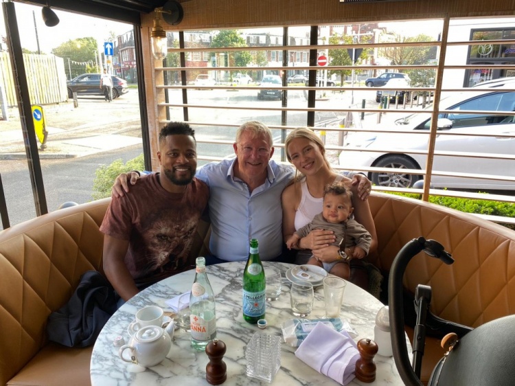 埃弗拉晒与弗爵爷聚餐照片：我们与‘教皇’共进午餐