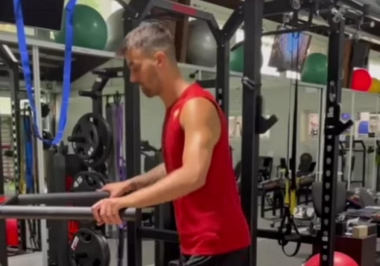 斯皮纳佐拉晒健身房训练照:让我们躁动起来!