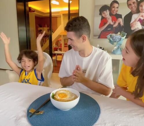 儿女唱中文生日快乐歌，奥斯卡：三十而立，生日面真香！