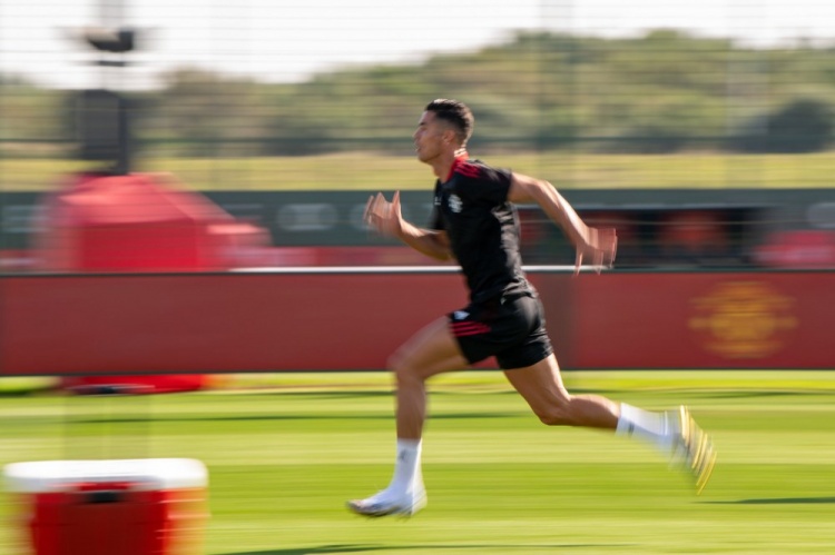 总裁飞毛腿!曼联官推晒球队训练组图