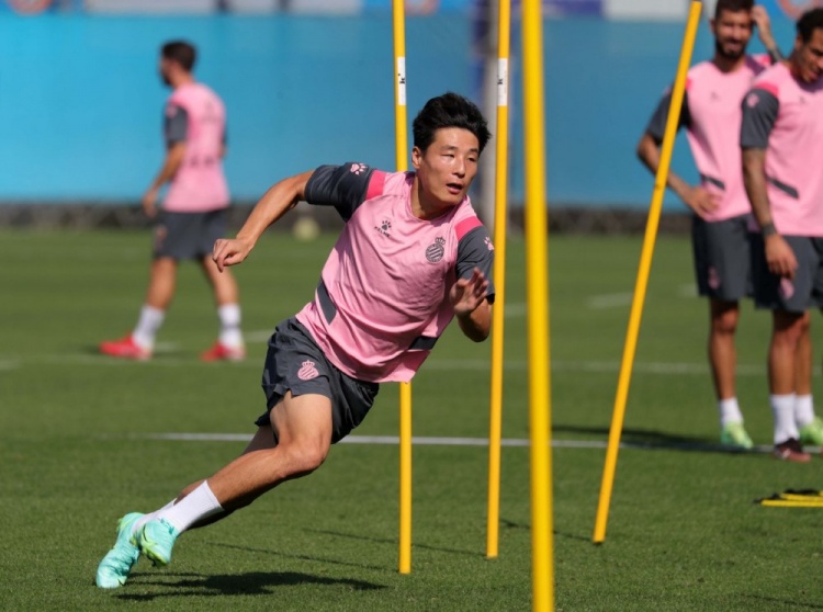 全心备战!西班牙人晒武磊归队训练照???