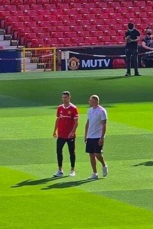 C罗今日前往老特拉福德踩场,老队友韦斯-布朗陪同