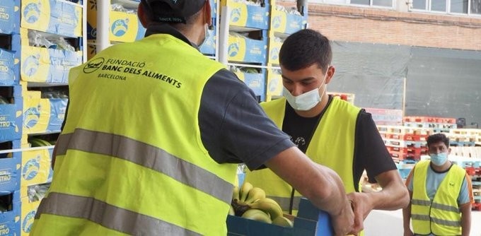 世体：佩德里帮助香蕉生产协会为西班牙食品机构分发8万公斤香蕉