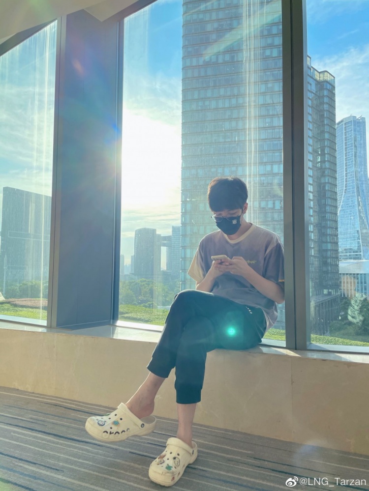 LNG打野Tarzan更博晒照：加油 世界赛加油！