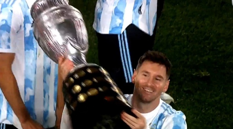 ?梅西高举美洲杯奖杯！阿根廷在纪念碑球场狂欢庆祝?