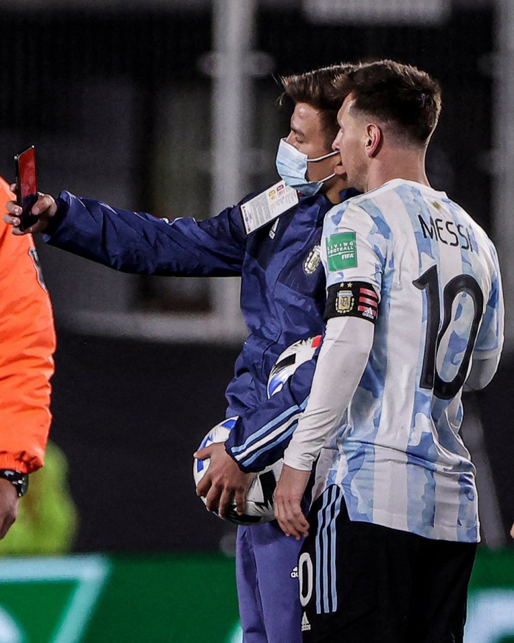 这一刻又酸了呀！球童赛后与上演帽子戏法的梅西合影