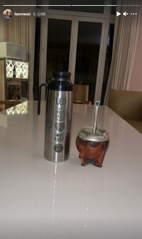 梅西晒保温杯：10号&30号，阿根廷&纽维尔→巴萨→巴黎logo