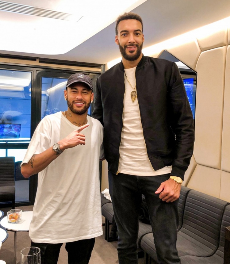 NBA球星戈贝尔现场观战,巴黎官推晒内马尔与他的合影