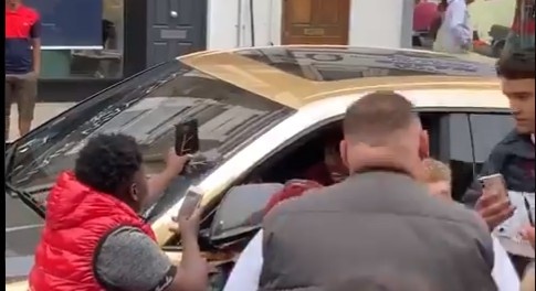 打入制胜球心情不错,奥巴梅扬赛后为众多球迷签名