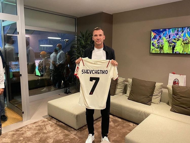 瞧瞧谁来了!舍甫琴科现场观战米兰vs拉齐奥,获赠客场球衣