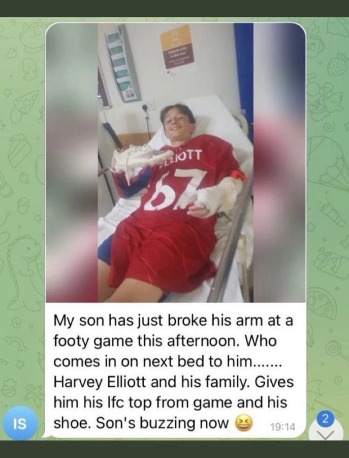 埃利奥特将自己的球衣&球鞋赠与小球迷，后者同样因踢球受伤住院