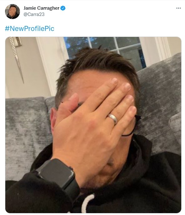 抓住机会狠狠调侃，卡拉格将内维尔捂脸照用作自己的推特头像