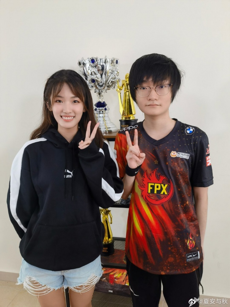 LPL英文流解夏安晒照:愉快下班的一天,继续剪刀手
