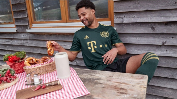 拜仁发布啤酒节限定球衣,球员将着此战袍出战波鸿