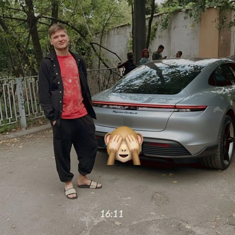 拿到大满贯冠军的s1mple奖励自己一台新车:穿拖鞋开车是吧?