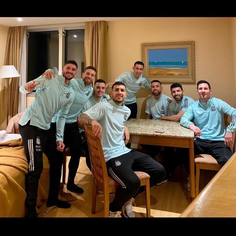 梅西晒与阿根廷国家队队友合照：难忘旅行的回忆❤️