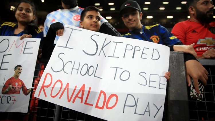 曼联主场对阵西汉姆,现场小球迷打标语:我是逃学来看C罗的
