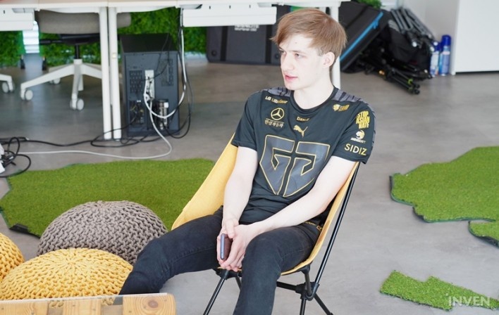 前职业选手Nemesis:Chovy就是世一中,蛮王中路是真的很强!