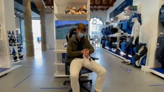 德容恩未能送出3件签名球衣后自嘲:这永远不会发生在梅西身上