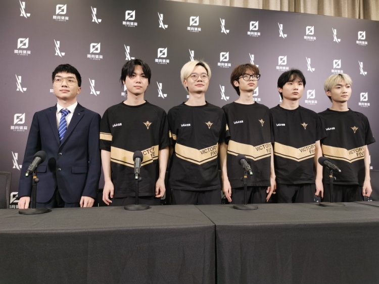 V5英雄联盟手游群访:队员心态嘎嘎好,不用赛前心理准备。