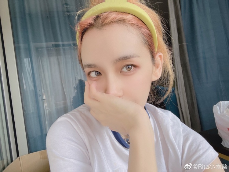 Rita微博晒照：粉色和少女最配了兄弟们