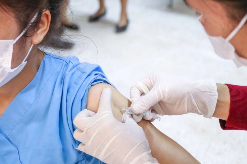 老挝新增确诊8例！在老中国公民核酸检测费比其他国家人贵？离老人员将获英文版疫苗卡