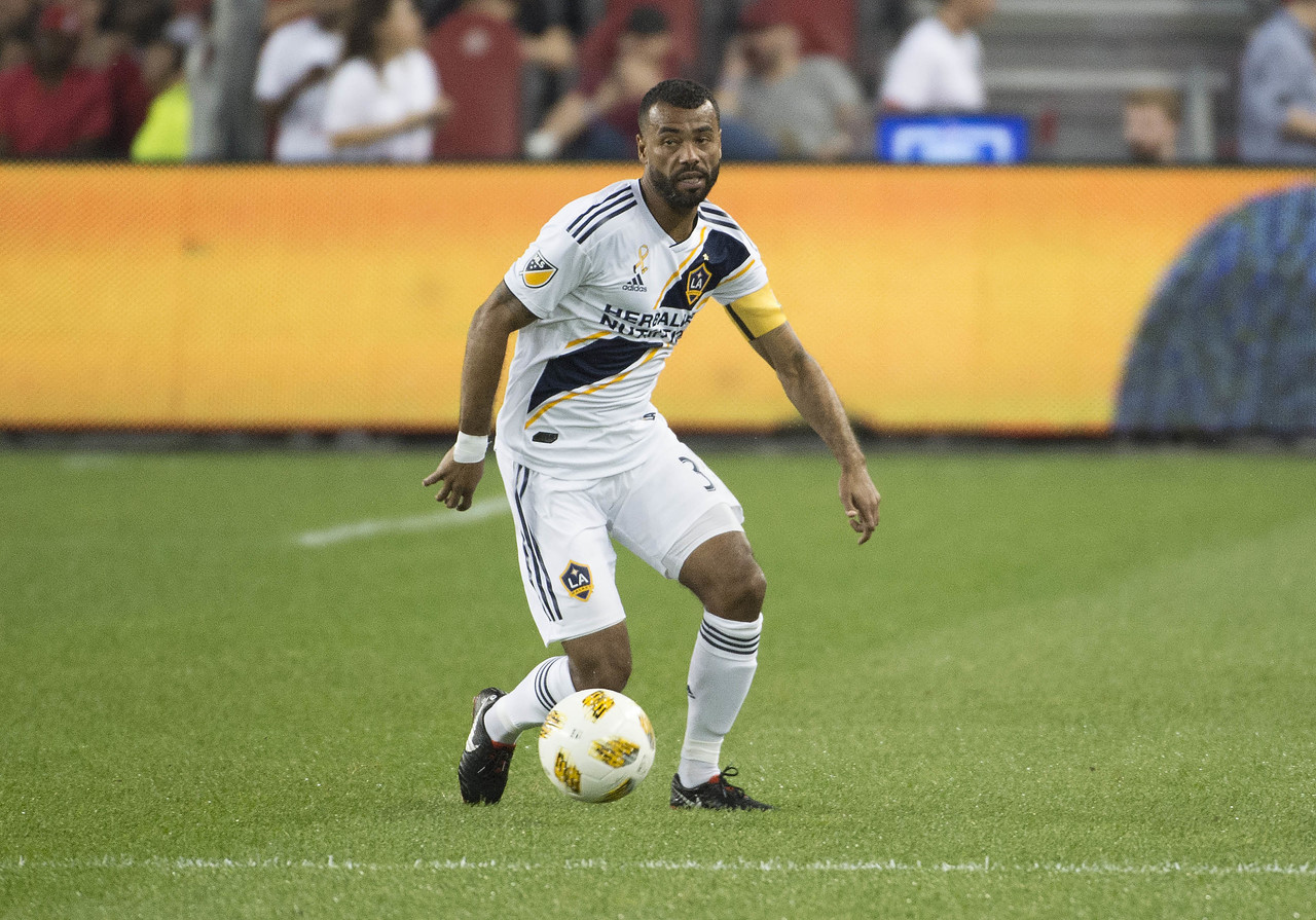 阿什利-科尔:伊布在更衣室安静谦逊,但在媒体面前成了足球之神