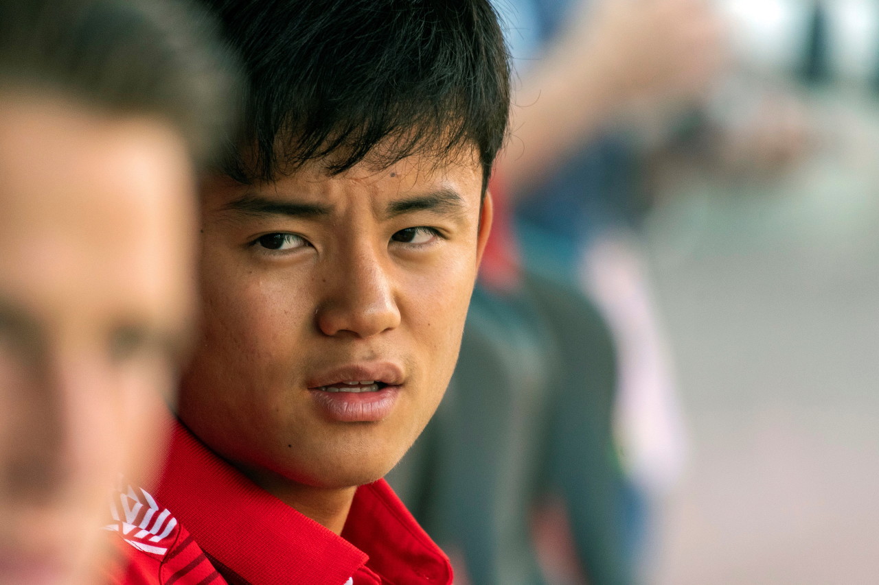 记者:久保建英回到皇马基地检查膝盖伤势