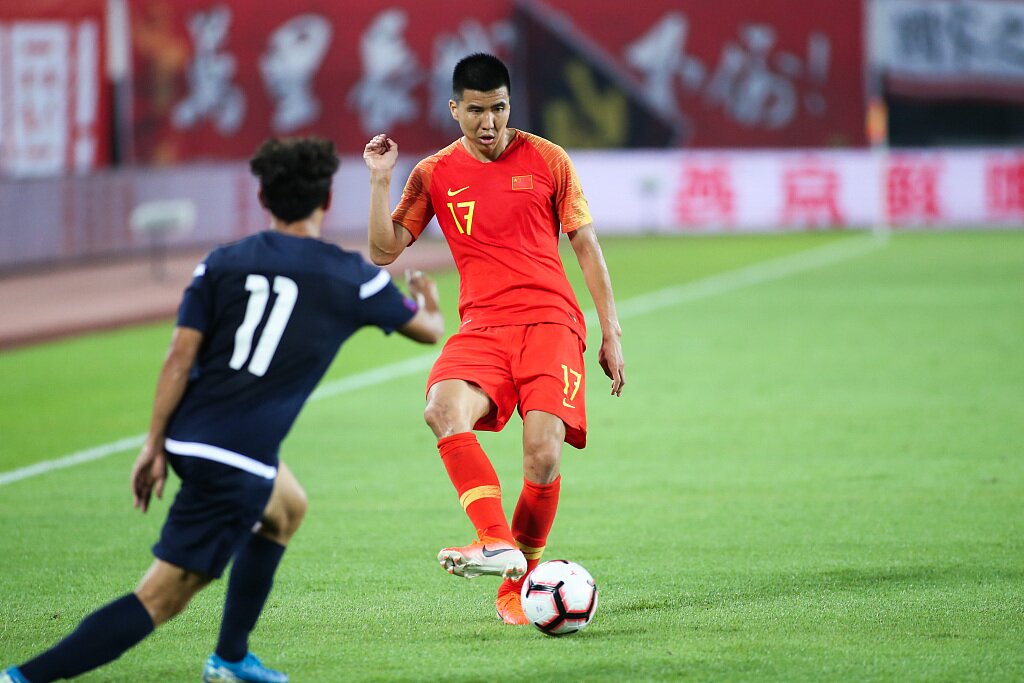 体坛:王刚加入伤病“小分队”,国足增加分组对抗并加练定位球