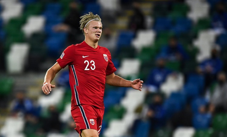哈兰德是挪威队史进球上双最年轻球员,所用场次也是第五少