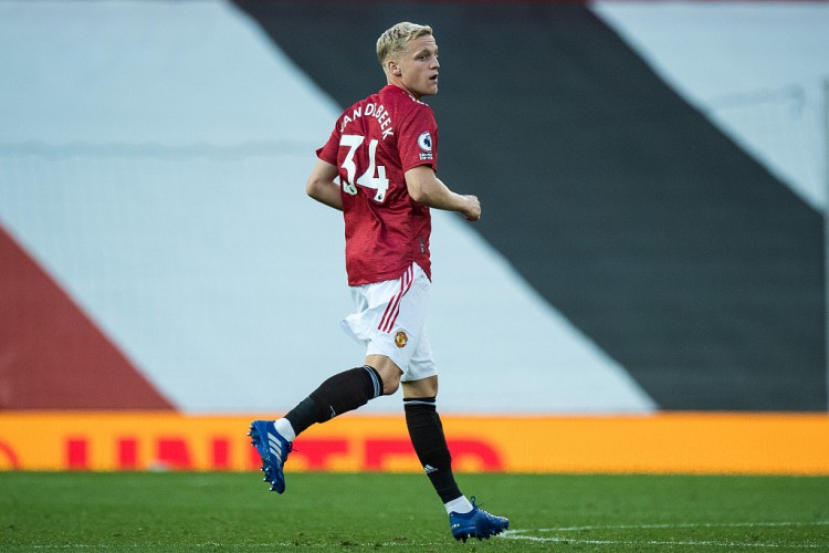 前英格兰国脚:范德贝克得为曼联的丢球负责,他只盯着球没看人