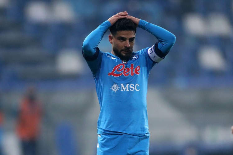 因西涅受伤痛苦离场，那不勒斯官方：右膝钝挫伤