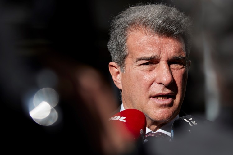 激起群愤了？今夏离队的皮亚尼奇与埃莫森先后在采访中吐槽巴萨