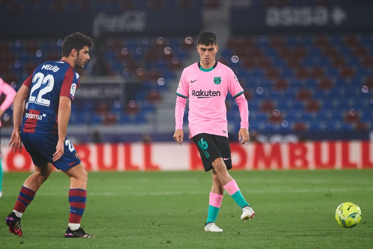 记者:佩德里提前结束假期归队,与巴萨部分队友进行初步训练