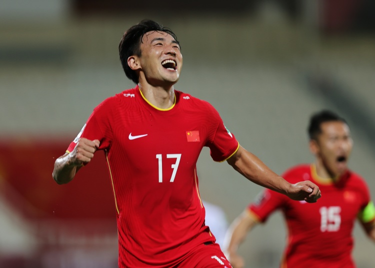 记者:国足首战澳大利亚将身穿红色球衣