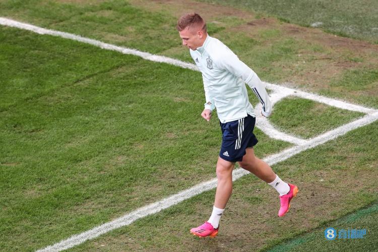 马卡报:莱比锡夏窗拒放奥尔莫去巴萨,因为没有时间找到替代者